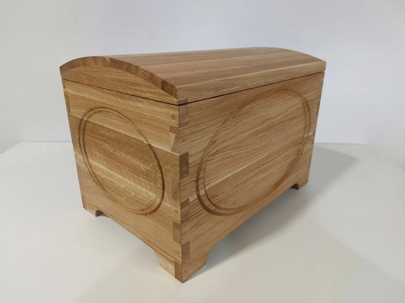 Domed lid, solid oak, three-quarter view